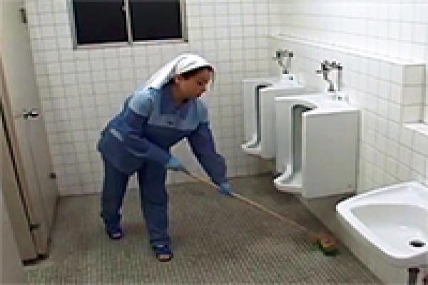 Uhura reccomend clean toilet